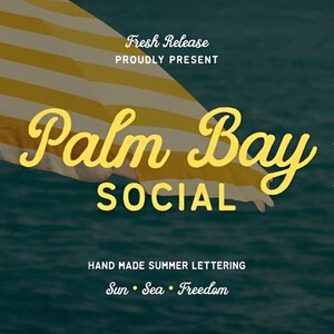 以下が含まれることがあります： 黄色い筆記体とブロック体でPalm Bay SOCIALと書かれたグラフィックデザイン。背景には、暗い水面の上に黄色と白のストライプのビーチパラソルが描かれています。その他、Fresh Release、ESTD 2026、Sun Sea Freedomという文字が含まれています。