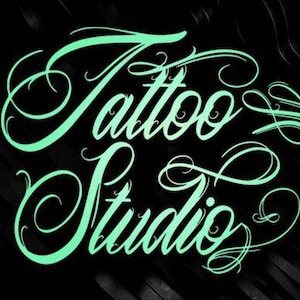 Peut inclure: Un graphisme affichant les mots Tattoo Studio écrits dans une écriture cursive calligraphique vert menthe clair avec des fioritures décoratives. Le texte est placé sur un fond noir texturé sombre avec de fines lignes diagonales.