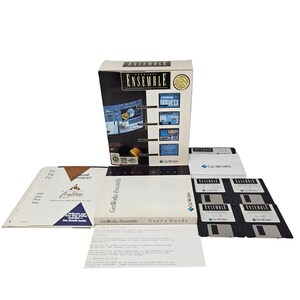 Könnte beinhalten: Ein GeoWorks Ensemble Softwarepaket mit einem großen Karton mit Produktabbildungen, einem Benutzerhandbuch, einer gedruckten America Online-Beilage und vier schwarzen 3,5-Zoll-Disketten, die jeweils mit dem Titel und der Nummer beschriftet sind.