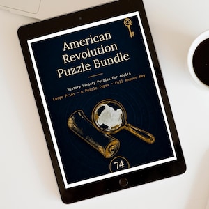 Könnte beinhalten: Ein digitales Tablet, das das Cover eines Rätselbuchs zur Amerikanischen Revolution anzeigt. Das dunkelblaue Cover zeigt eine goldene Lupe, eine Schriftrolle, ein Schlüsselsymbol und den Text: American Revolution Puzzle Bundle, History Variety Puzzles For Adults, Large Print, 6 Puzzle Types, Full Answer Key, 74.