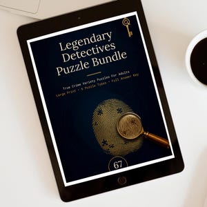 Può includere: Un tablet che mostra una copertina digitale intitolata Legendary Detectives Puzzle Bundle. Lo sfondo blu scuro presenta una grafica con impronta digitale dorata, una lente d'ingrandimento, un'icona a chiave e il testo True Crime Variety Puzzles For Adults.