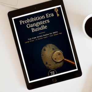 Può includere: Un tablet che mostra una copertina digitale intitolata Prohibition Era Gangsters Bundle. Il design blu scuro presenta un'impronta digitale dorata, una lente d'ingrandimento, un'icona a forma di chiave e il testo True Crime Variety Puzzles For Adults, Large Print, 6 Puzzle Types, Full Answer Key, e il numero 72.