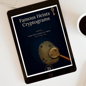 Può includere: Un tablet digitale che mostra la copertina di un libro intitolata Famous Heists Cryptograms, con una grafica di un'impronta digitale dorata, una lente d'ingrandimento e un'icona a forma di chiave. Il testo include Large Print Puzzles For Adults e Full Answer Key con il numero 35.