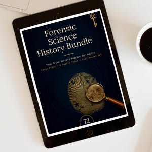 Può includere: Un tablet che mostra una copertina digitale intitolata Forensic Science History Bundle, con un grafico di un'impronta digitale dorata, una lente d'ingrandimento e il testo True Crime Variety Puzzles For Adults, Large Print, 6 Puzzle Types, Full Answer Key.