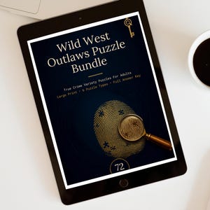Può includere: Un tablet digitale che mostra la copertina blu scuro del Wild West Outlaws Puzzle Bundle. Il testo include True Crime Variety Puzzles For Adults, Large Print, 6 Puzzle Types e Full Answer Key. Sono presenti un'impronta digitale dorata e una lente.