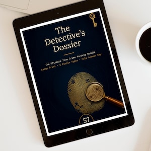 Può includere: Un tablet che mostra una copertina digitale intitolata The Detective's Dossier, The Ultimate True Crime Variety Bundle, Large Print, 6 Puzzle Types, Full Answer Key. Lo sfondo blu scuro presenta un'impronta digitale dorata, una lente d'ingrandimento e il numero 57.