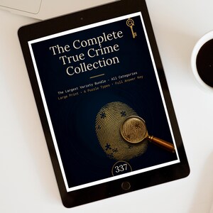 Può includere: Un tablet che mostra la copertina di un libro digitale intitolata The Complete True Crime Collection. La copertina blu scuro presenta un'impronta digitale dorata, una lente d'ingrandimento, un'icona a chiave e testo su vari tipi di puzzle.