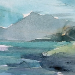 Pode incluir: Pintura abstrata de paisagem com uma paleta de azuis, verdes e cinzas. A obra retrata uma cordilheira e um corpo de água, com um efeito texturizado semelhante à aguarela. A pintura está sobre uma superfície de madeira.
