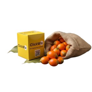 Può includere: Una scatola quadrata di cartone giallo con l'etichetta ClickWix e un codice QR, posizionata accanto a un sacco di iuta color marrone chiaro pieno di piccole noci di betel rotonde e arancioni. Alcune noci sono sparse davanti al sacco.