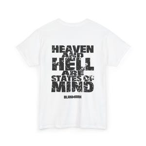 Könnte beinhalten: Ein weißes Kurzarm-T-Shirt mit einem schwarzen, abgenutzten Grafikdruck auf der Rückseite. Der Text lautet HEAVEN AND HELL ARE STATES OF MIND, wobei der Markenname BLAKMARK in einer fetten serifenlosen Schrift direkt unter dem Text steht.