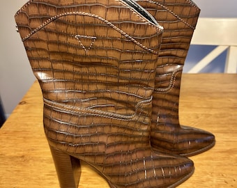 Guess Stiefeletten mit Schlangenmuster und Absatz