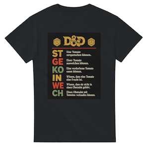 Puede incluir: Una camiseta negra de manga corta con un gráfico que incluye el logotipo de D&D, dos dados de veinte caras y el texto en alemán: ST: Eine Tomate zerquetschen können. GE: Einer Tomate ausweichen können. KO: Eine verdorbene Tomate essen können. IN: Wissen, dass eine Tomate eine Frucht ist. WE: Wissen, dass sie nicht in einen Obstsalat gehört. CH: Einen Obstsalat mit Tomaten verkaufen können.