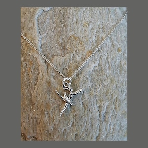 Collier ballerine en argent (pendentif/chaîne) présenté sur une carte-cadeau - Argent sterling, Charme ballerine, Pendentif Ballerine