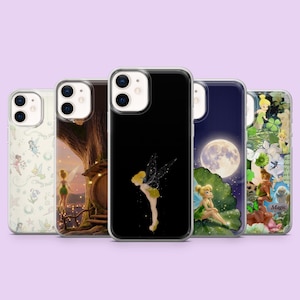 Peut inclure: Cinq coques de smartphone avec des illustrations de la fée Clochette. Les motifs incluent un imprimé clair avec le texte fairy dust, une scène de tronc d'arbre, un étui noir avec une fée, une nuit de pleine lune et un collage d'images de fées.
