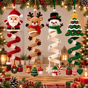 Könnte beinhalten: Vier hängende Weihnachtsanhänger aus Häkelarbeit, bestehend aus einem Weihnachtsmann, einem Rentier, einem Schneemann und einem Weihnachtsbaum. Jede Figur ist an einem langen, spiralförmigen Häkelschwanz mit kleinen festlichen Anhängern befestigt.