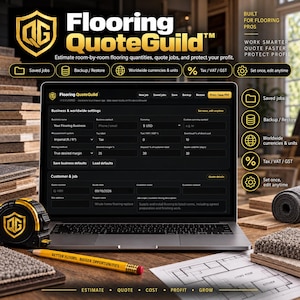 Może przedstawiać: Laptop wyświetlający interfejs oprogramowania Flooring QuoteGuild. Czarno-złota miarka oraz żółty ołówek z napisem BETTER FLOORS BIGGER OPPORTUNITIES leżą na drewnianym biurku obok próbek podłóg.