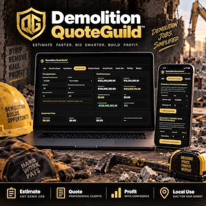 以下が含まれることがあります： Demolition QuoteGuildソフトウェアのインターフェースを表示したノートパソコンとスマートフォン。黄色いヘルメット、作業用手袋、メジャーが置かれています。画面には価格設定方法、利益の概要、解体範囲のデータがダークテーマで表示されています。