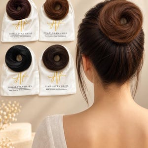 Pode incluir: Quatro extensões de coque em castanho escuro, castanho médio, preto e castanho avermelhado, cada uma numa bolsa branca com cordão rotulada HIMALAYAN HAIRS Real Quality. Real Confidence. Uma extensão de coque é usada num penteado alto.