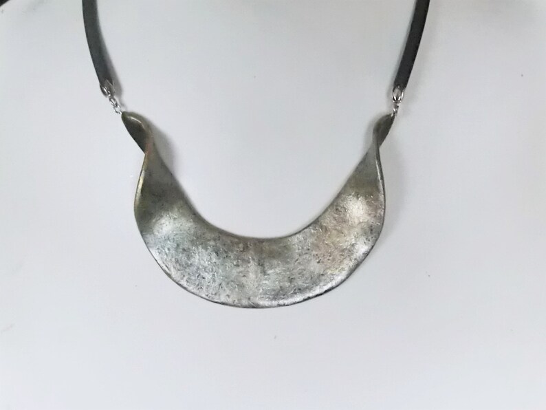 Wavy metallic necklace polymer pendant choker dotted painted with several colors metal paint hangs on 2 sides on 4 mm rubber base chain.