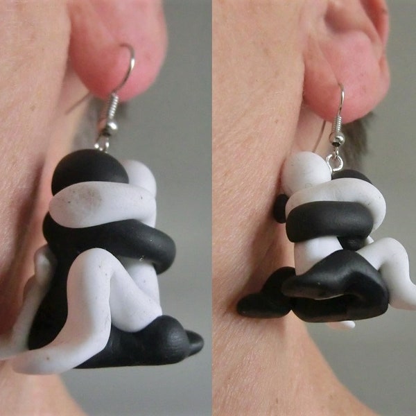 Câlin proche couple assis / boucles d’oreilles pendantes / figurines Fimo noir et blanc (argile polymère) inspirées d’une sculpture en bronze / 4,3 cm.