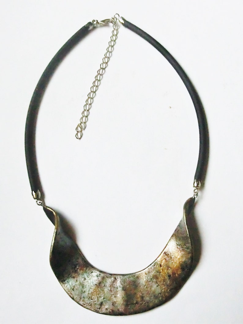 Wavy metallic necklace polymer pendant choker dotted painted with several colors metal paint hangs on 2 sides on 4 mm rubber base chain.