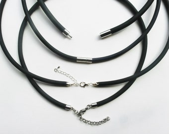 Basis ketting /2-3-4-5-6-8 mm. rubber koord/ losse ketting om (broche) hanger aan te hangen/ kies dikte slotje en lengte/ zie opties