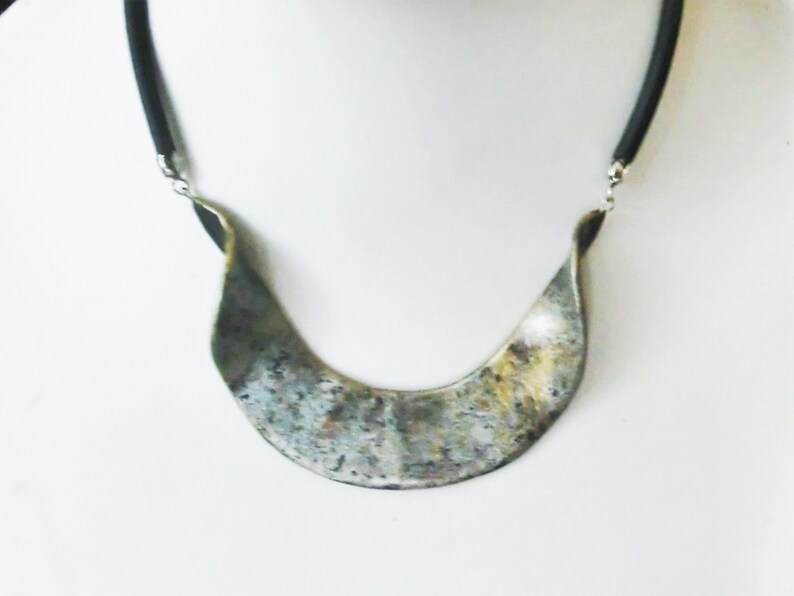 Wavy metallic necklace polymer pendant choker dotted painted with several colors metal paint hangs on 2 sides on 4 mm rubber base chain.