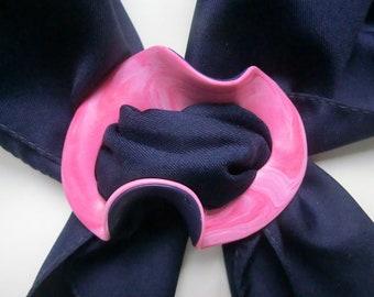 Broche de bufanda de arcilla polimérica rosa jaspeada - Colgante de chal ondulado