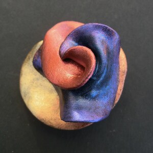 販売済み/カラフルなブローチペンダント/ネックワイヤー付きパープルピンクゴールドネックレス/金属パウダー入りウェーブカールポリマークレイブローチ/ピンに掛けられます