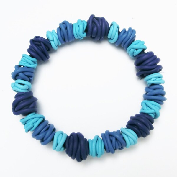 Bracelet de perles de fil bleu/ perles de fil d'argile de polymère dans différentes couleurs bleues sur le cordon élastique bleu/ 3 tailles différentes 3 couleurs différentes