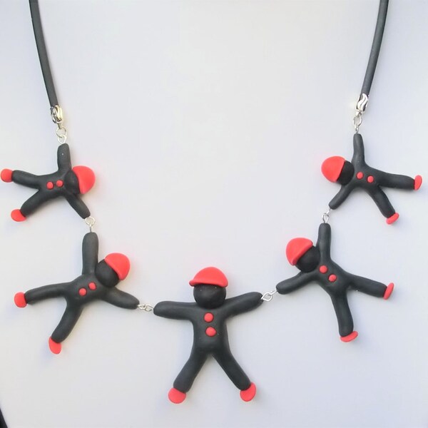 Joyeux noir-rouge 5 marionnettes collier / noir marionnettes en argile polymère se tenant la main avec des chapeaux rouges, boutons et pieds / différentes possibilités