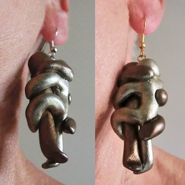 INTIEM goud brons polymeer hangende oorbellen/ twee verstrengelde figuren geïnspireerd op bronzen beeld/ met goud of zilver vishaakje