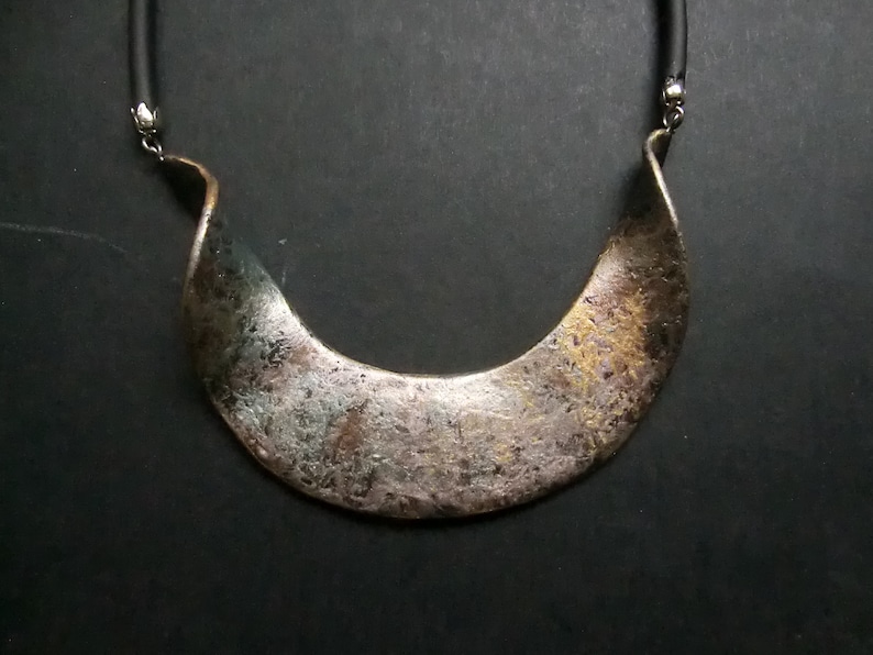 Wavy metallic necklace polymer pendant choker dotted painted with several colors metal paint hangs on 2 sides on 4 mm rubber base chain.