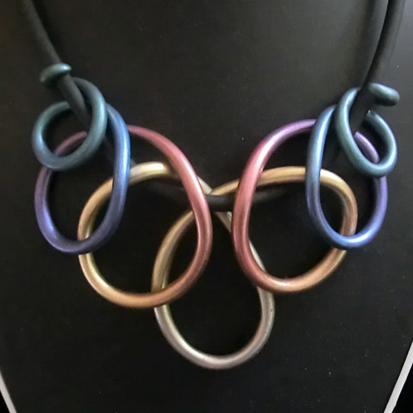 Collier arc-en-ciel en spirale métallique/ Fimo (argile polymère) spirales tube peint avec gradient arc-en-ciel couleur poudre métallique sur le cordon en caoutchouc