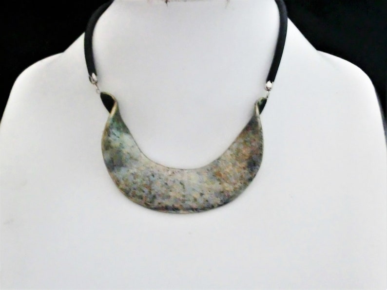 Wavy metallic necklace polymer pendant choker dotted painted with several colors metal paint hangs on 2 sides on 4 mm rubber base chain.