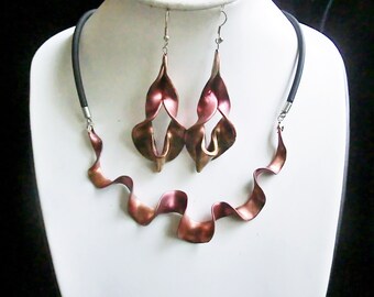 Red copper wavy metallic jewelry set/ scalloped polymer/ bib pendant necklace/ hanging 2 sides on rubber neck wire/ matching dangle earrings