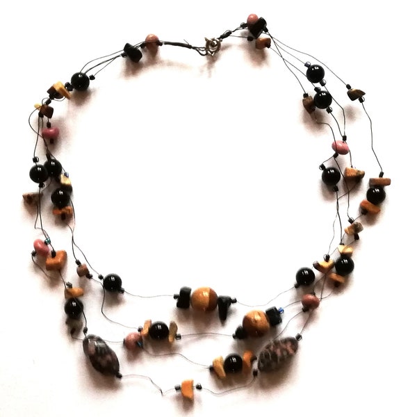 Collier de perles brun-noir/ avec fil de fer noir fin/ différentes perles d'oeil de tigre et d'onyx/ 2 parties 1 rang + 3 rangs avec homard