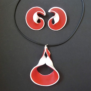 Red white swirly jewelry set/ wavy twisted polymer pendant necklace/ choose your base necklace/ matching curly clip earrings/ posts possible