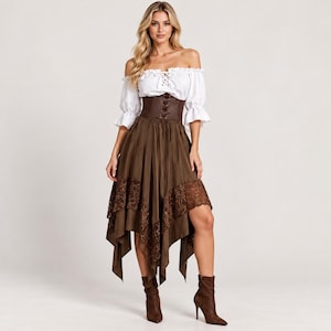 Pode incluir: Um conjunto de duas peças composto por uma blusa branca de ombros caídos com mangas com folhos e um corpete castanho estilo espartilho. A saia é castanha com uma bainha assimétrica e apresenta uma larga faixa de renda castanha detalhada.