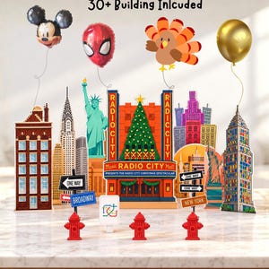 Puede incluir: Un conjunto de más de 30 recortes de edificios con el horizonte de Nueva York, el Radio City Music Hall, la Estatua de la Libertad, bocas de incendio y señales de tráfico, junto a globos de Mickey Mouse, Spider-Man, un pavo y una esfera dorada.