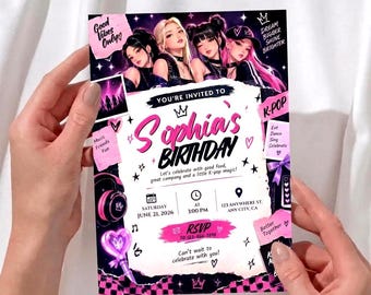 Könnte beinhalten: Eine rechteckige Geburtstagseinladungskarte im K-Pop-Stil mit vier illustrierten Charakteren oben. Die Karte enthält den Text Sophia's Birthday, Datum, Uhrzeit, Ort und RSVP-Details, verziert mit rosa Herzen, Sternen und Musiksymbolen.