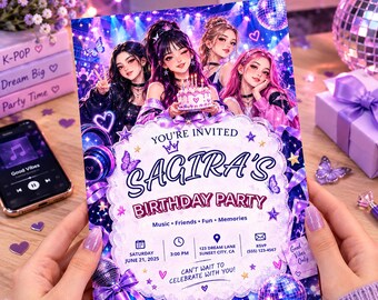 Könnte beinhalten: Eine rechteckige Geburtstagseinladungskarte mit vier illustrierten Figuren, einer Geburtstagstorte und lila Disco-Grafiken. Der Text lautet: YOU'RE INVITED SAGIRA'S BIRTHDAY PARTY, Music, Friends, Fun, Memories, Saturday June 21, 2025, 3:00 PM, 123 Dream Lane, Sunset City, CA, RSVP (555) 123-4567, CAN'T WAIT TO CELEBRATE WITH YOU!