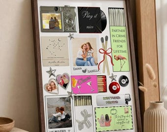 Könnte beinhalten: Eine gerahmte Collage mit Fotos, Streichholzschachteln und Dekoartikeln. Zu sehen sind eine Digitalkamera, eine Schallplattenhülle mit der Aufschrift Play it nice, ein Sternbild-Druck, eine Flamingokarte, Billardkugeln sowie Fotos mit den Beschriftungen Emma, Isabella und My Besties.