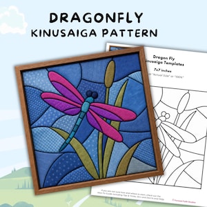 Op de afbeelding: Een vierkant ingelijst Kinusaiga-kunstwerk met een libel met magenta en paarse vleugels, een blauw lichaam en groene rietstengels tegen een blauwe achtergrond. Daarnaast ligt een zwart-wit sjabloon met de tekst Dragon Fly Kinusaiga Templates 7x7 inches.