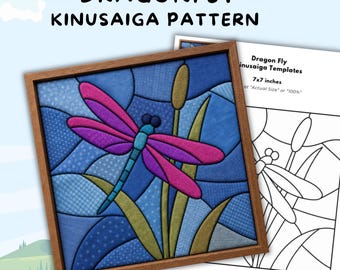 Peut inclure: Une œuvre d'art Kinusaiga encadrée de forme carrée représentant une libellule aux ailes magenta et violettes, au corps bleu et aux roseaux verts sur fond bleu. À côté se trouve un modèle noir et blanc intitulé Dragon Fly Kinusaiga Templates 7x7 inches.