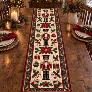 Könnte beinhalten: Ein rechteckiger Tischläufer mit einem cremefarbenen Mittelteil, der ein wiederkehrendes Muster aus Nussknacker-Figuren, roten Weihnachtssternen, grünen Stechpalmenblättern, Geschenken und Zuckerstangen zeigt, umrandet von einer grün-roten Bordüre.