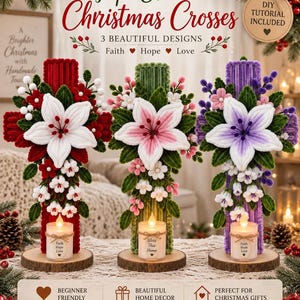 Può includere: Tre croci decorative realizzate con scovolini rossi, verdi e viola, ognuna con un grande fiore centrale, piccoli accenti floreali e una candela a batteria su una base di legno. Il testo recita Pipe Cleaner Christmas Crosses.