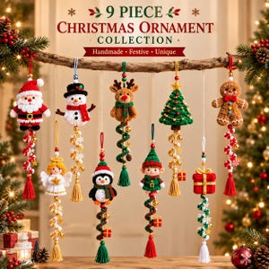 Puede incluir: Una colección de 9 adornos navideños con figuras de ganchillo que incluyen a Santa, un muñeco de nieve, un reno, un árbol, un hombre de jengibre, un ángel, un pingüino, un elfo y una caja de regalo, colgados de una rama con colas en espiral.