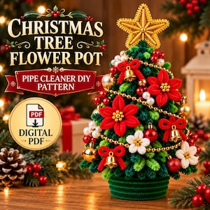 Può includere: Un modello PDF digitale per un vaso di fiori a forma di albero di Natale realizzato con scovolini. L'albero è decorato con stelle di Natale rosse, fiori bianchi, campanelle dorate, ornamenti rossi e oro e una stella dorata in cima.