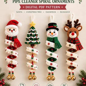 Op de afbeelding: Een digitaal PDF-patroon voor 4 spiraalvormige kerstornamenten van pijpenragers, waaronder een kerstman, kerstboom, sneeuwpop en rendier. De tekst luidt 4 CHRISTMAS PIPE CLEANER SPIRAL ORNAMENTS, DIGITAL PDF PATTERN, SANTA, CHRISTMAS TREE, SNOWMAN, REINDEER.